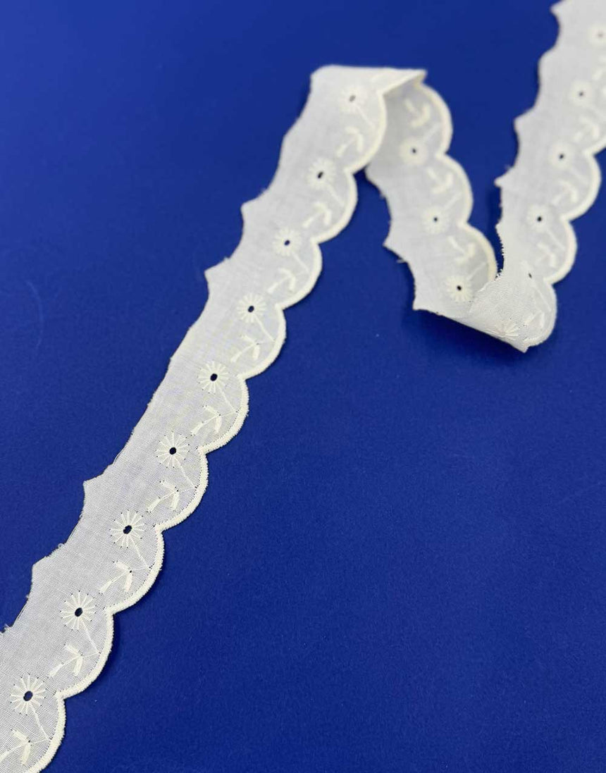 Ecru Daisy Broderie Anglaise Lace Trim, 30mm