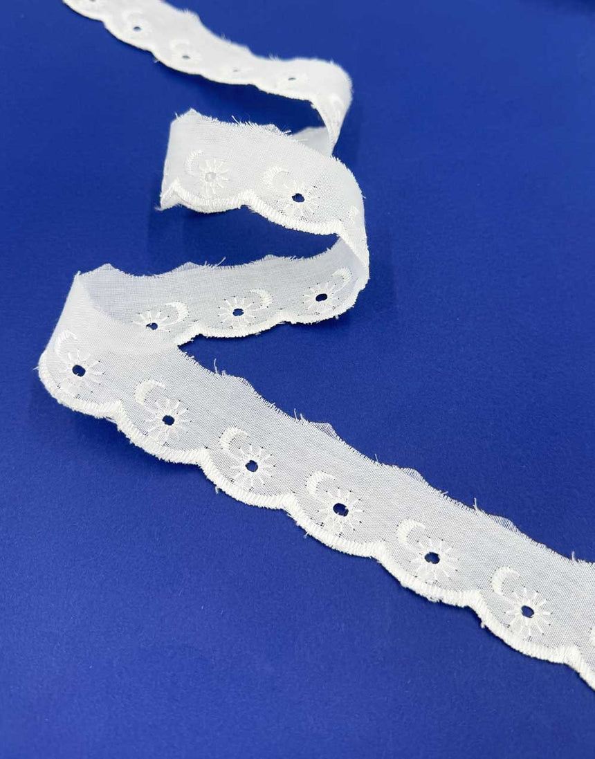 Moon & Star Scalloped Broderie Anglaise Cotton Trim, 25mm
