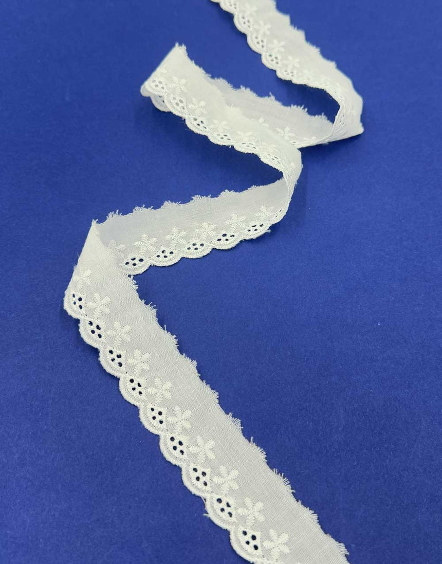 White Scalloped Broderie Anglaise Star Flower Cotton Trim, 25mm