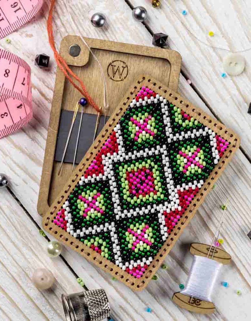 Beaded Wooden Magnetic Needle Minder Kit - Pink & Green